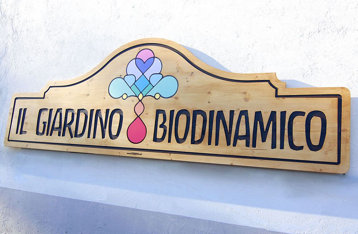 Insegna in legno lamellare inciso