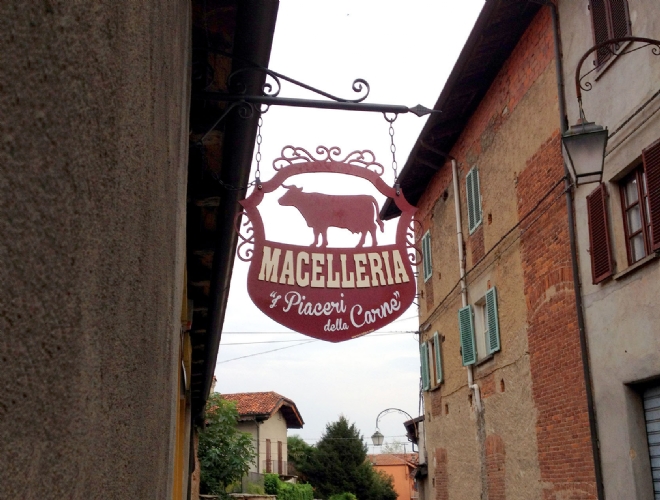 insegna in laminato con carattere grande in rilievo 5mm e carattere piccolo inciso (altra resistenza alle intemperie)