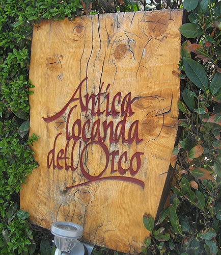 insegna in legno grezzo per Locanda