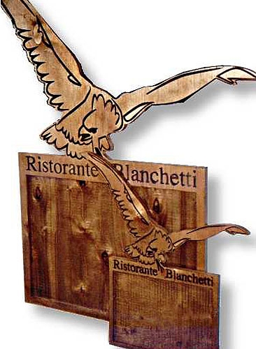 Tabelle in legno scavato e sagomato per Ristorante