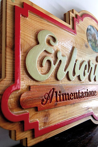 Insegna in legno per negozio montano (particolare)
