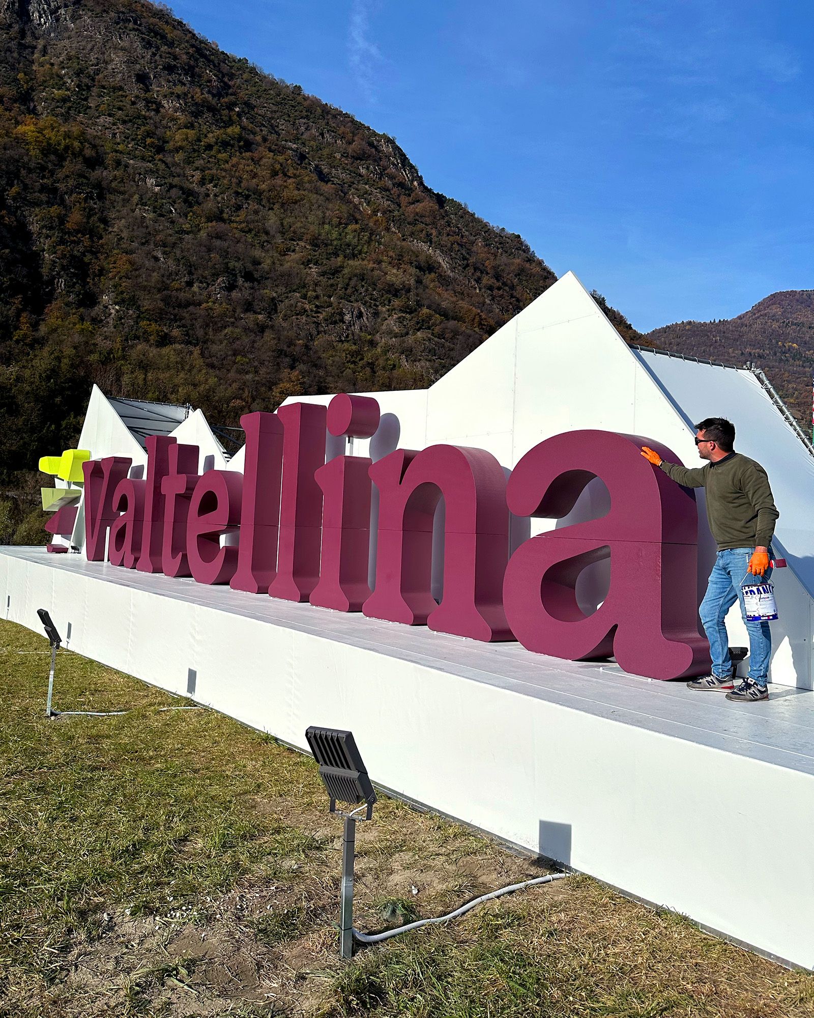 Scritta gigante in polistirolo resinato: un’installazione iconica per la Valtellina