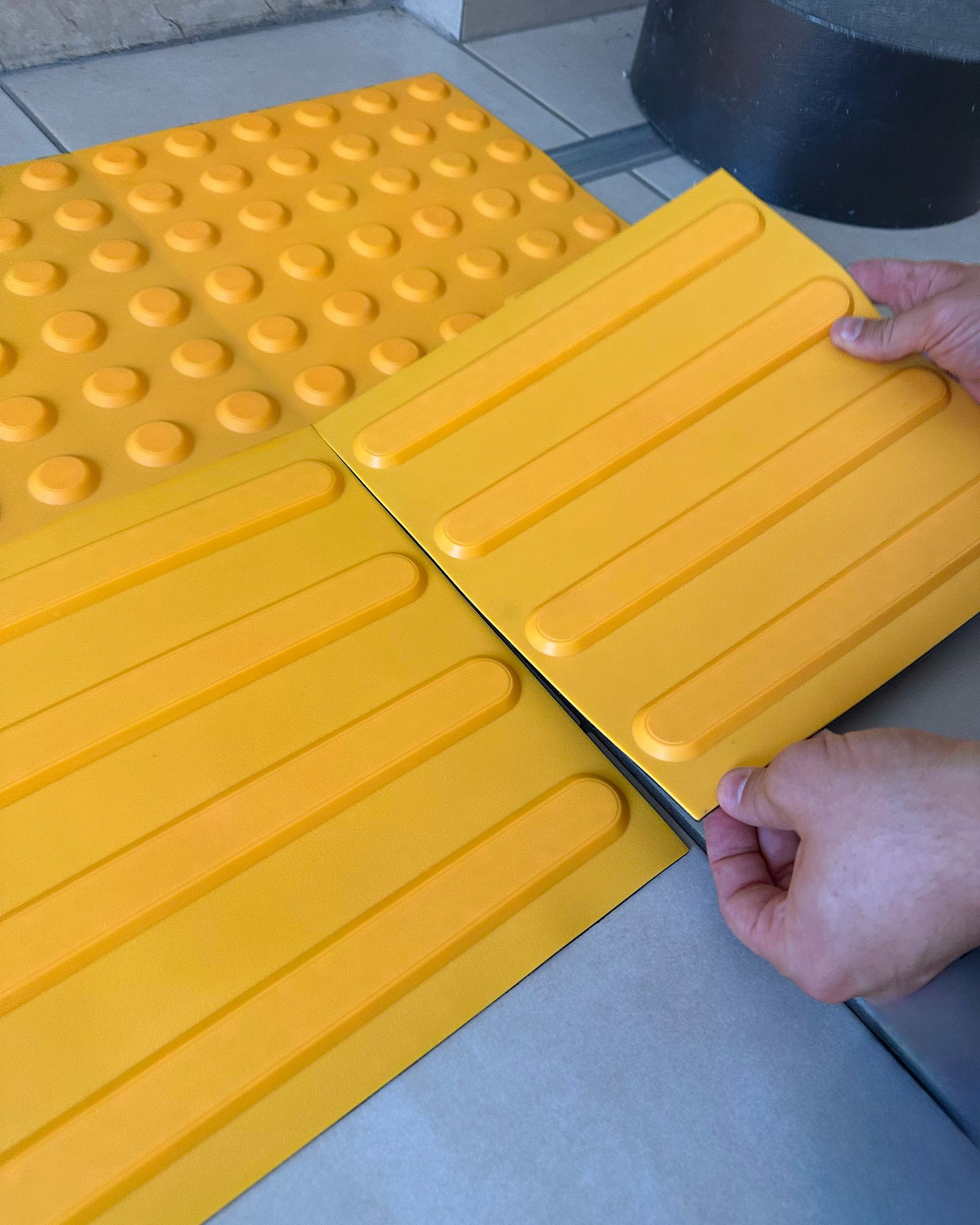 Accessibilità e inclusione: montaggio di piastrelle tattili adesive a Pedrengo (BG)