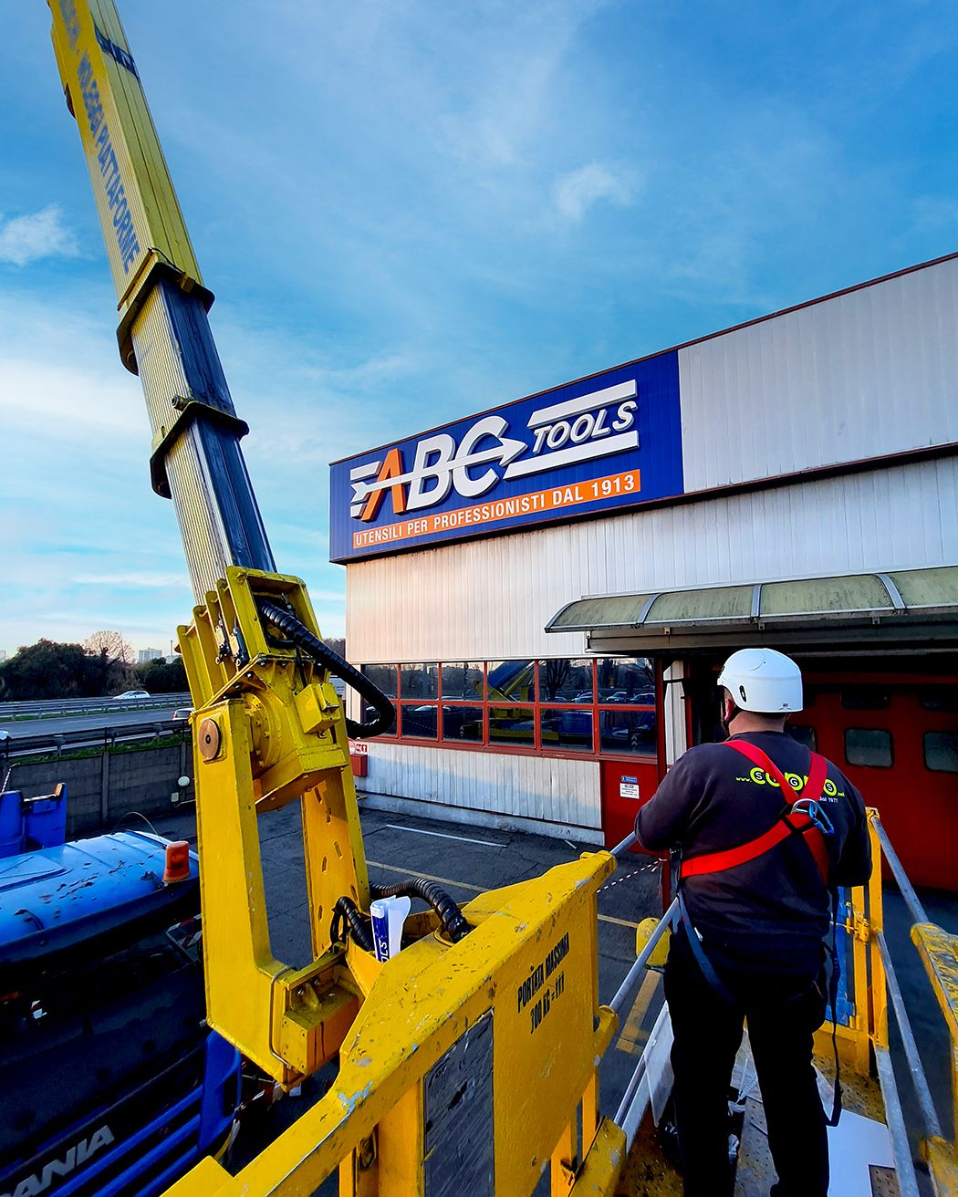 Montaggio insegna in rilievo per ABC Tools