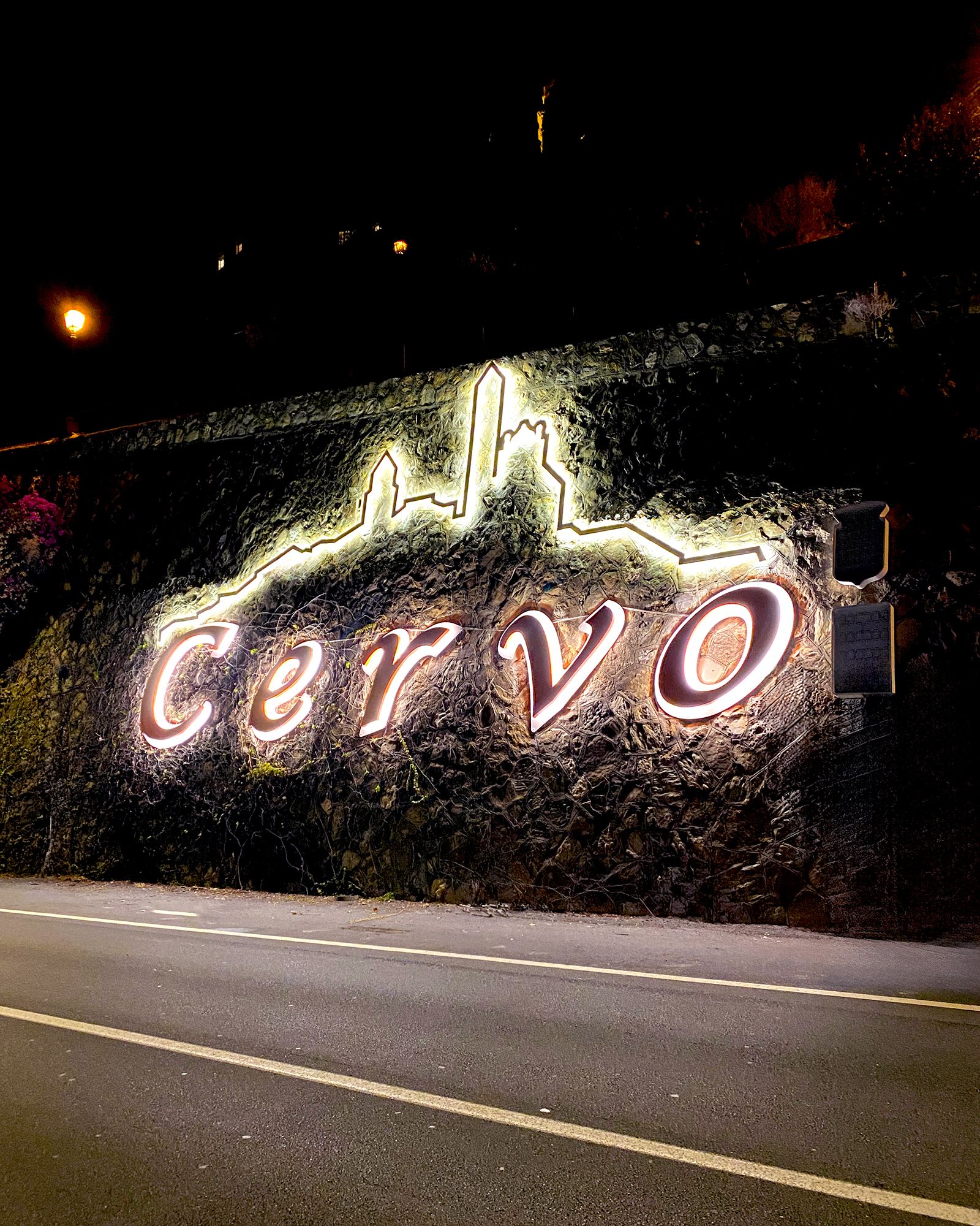 Montaggio insegna illuminata per il Comune di Cervo