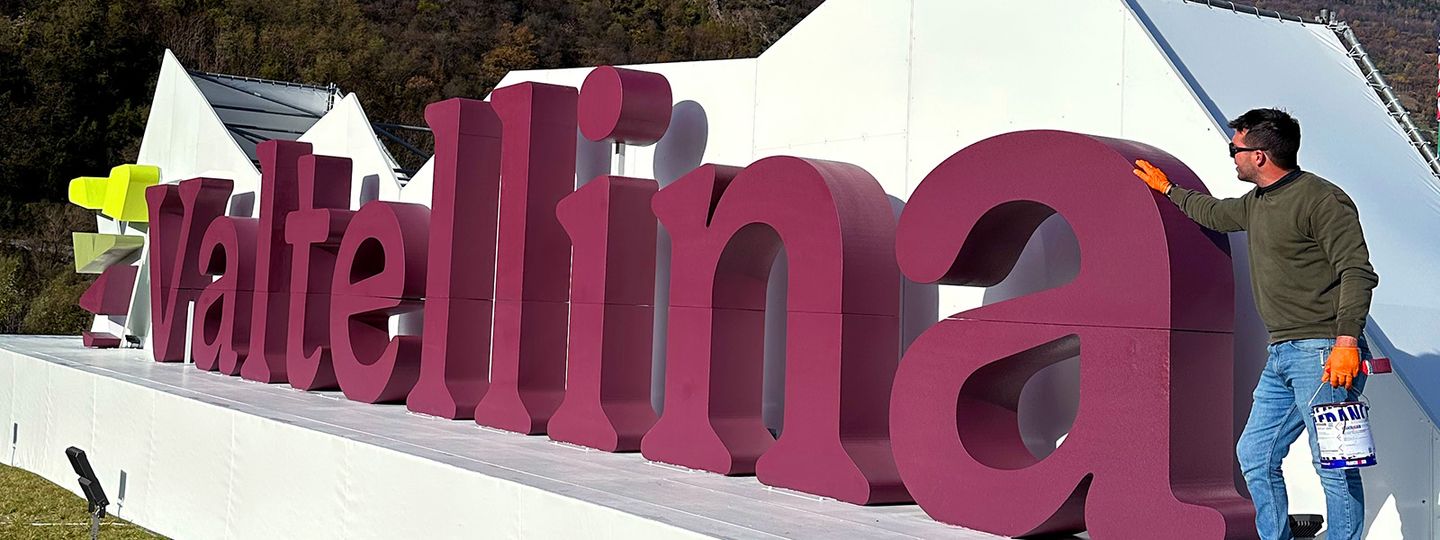 Scritta gigante in polistirolo resinato: un’installazione iconica per la Valtellina