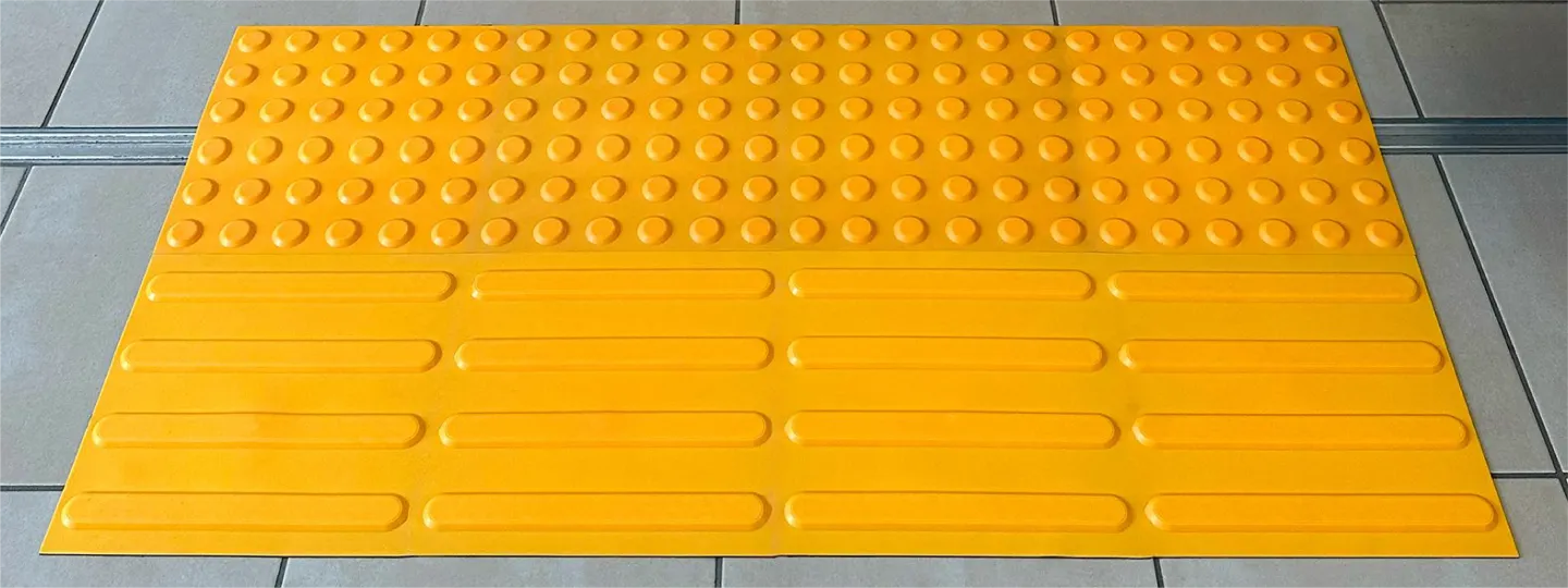 Accessibilità e inclusione: montaggio di piastrelle tattili adesive a Pedrengo (BG)