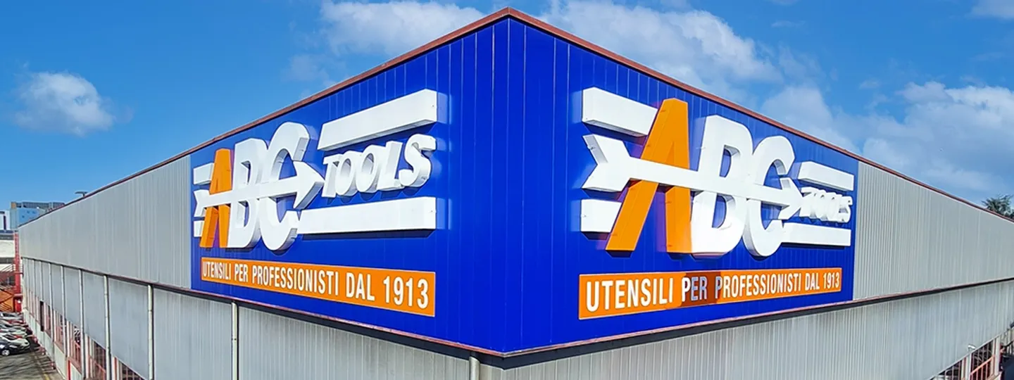 Montaggio insegna in rilievo per ABC Tools