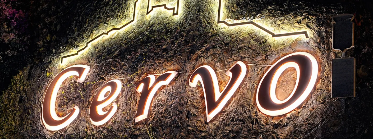 Montaggio insegna illuminata per il Comune di Cervo